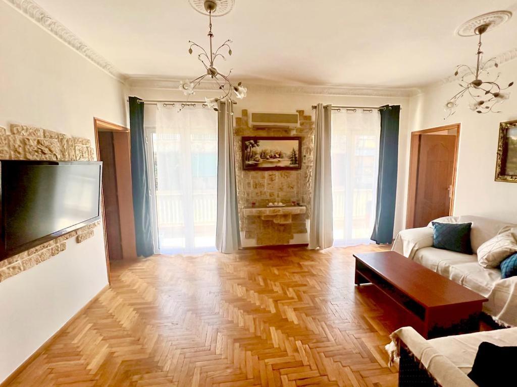 Neoclassical 2bed In Kallimarmaro Athens